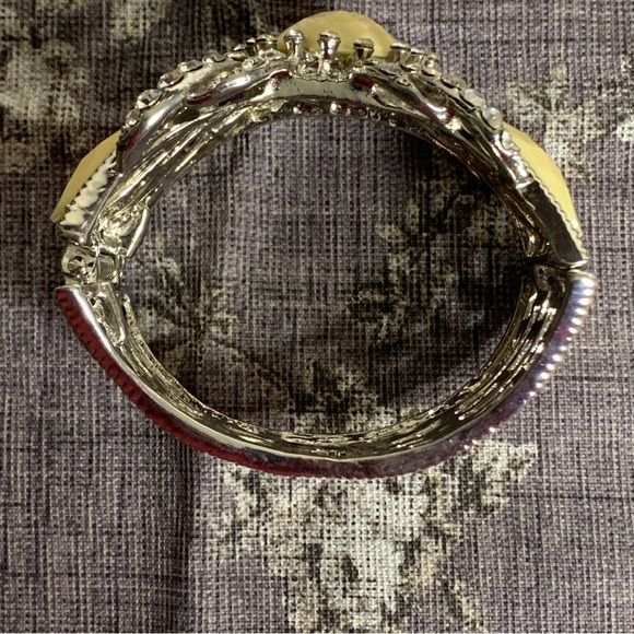 Brand New Costume Jewelry Hinged Cuff Statement Bracelet - Picture 11 of 12